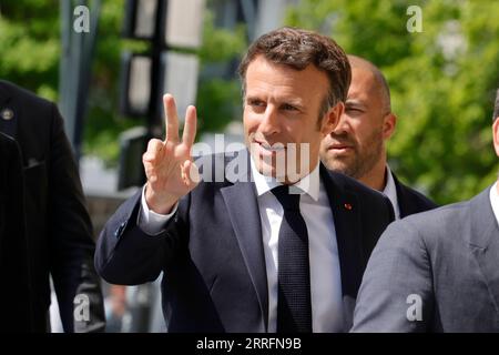 News Bilder des Tages 220421 -- SAINT-DENIS FRANCE, April 21, 2022 -- French President Emmanuel Macron C gestures during a campaign visit in Saint-Denis, north of Paris, France, on April 21, 2022. The runoff vote on April 24 will be between Emmanuel Macron and Marine Le Pen. Photo by /Xinhua FRANCE-SAINT-DENIS-ELECTION-MACRON-CAMPAIGN RitxHeize PUBLICATIONxNOTxINxCHN Stock Photo