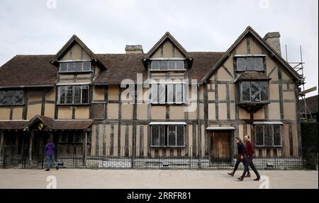 220424 -- STRATFORD UPON AVON, April 24, 2022 -- People walk past William Shakespeare s childhood home in Stratford-upon-Avon, Britain, April 23, 2022. Over 1,000 people gathered at Stratford-upon-Avon, the hometown of William Shakespeare, to celebrate the British playwright s 458th birthday on Saturday.  BRITAIN-STRATFORD UPON AVON-SHAKESPEARE-CELEBRATION LixYing PUBLICATIONxNOTxINxCHN Stock Photo