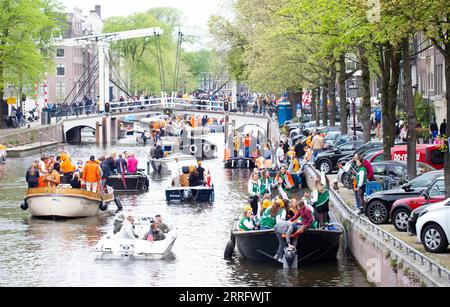 220427 -- AMSTERDAM, April 27, 2022 -- People celebrate King s Day on boats on a canal in Amsterdam, the Netherlands, on April 27, 2022. King s Day Koningsdag in Dutch is a national holiday in the Kingdom of the Netherlands, celebrated on April 27, King Willem-Alexander s birthday. Photo by /Xinhua THE NETHERLANDS-AMSTERDAM-KING S DAY SylviaxLederer PUBLICATIONxNOTxINxCHN Stock Photo