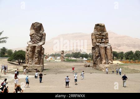 220428 -- CAIRO, April 28, 2022 -- Tourists visit the Colossi of Memnon in Luxor, Egypt, April 26, 2022. Luxor, a capital of ancient Upper Egypt known as Thebes, is now a tourist destination famous for the historic temple buildings and other relics.  EGYPT-LUXOR-HISTORIC MONUMENTS-TOURISM SuixXiankai PUBLICATIONxNOTxINxCHN Stock Photo