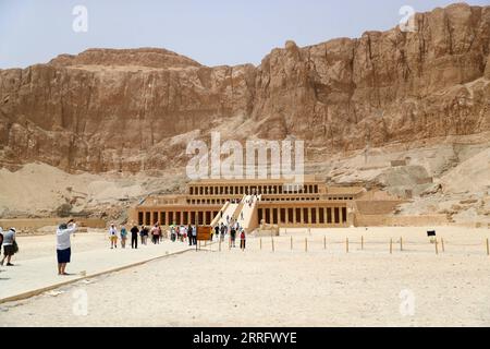 220428 -- CAIRO, April 28, 2022 -- Tourists visit the Temple of Hatshepsut in Luxor, Egypt, April 26, 2022. Luxor, a capital of ancient Upper Egypt known as Thebes, is now a tourist destination famous for the historic temple buildings and other relics.  EGYPT-LUXOR-HISTORIC MONUMENTS-TOURISM SuixXiankai PUBLICATIONxNOTxINxCHN Stock Photo