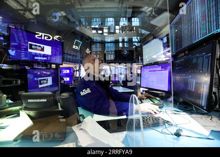 220430 -- NEW YORK, April 30, 2022 -- Traders work at the New York Stock Exchange NYSE in New York, the United States, April 29, 2022. U.S. stocks ended lower on Friday.  U.S.-NEW YORK-STOCK MARKET-FALL WangxYing PUBLICATIONxNOTxINxCHN Stock Photo