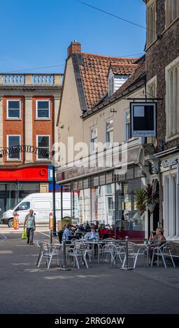 Butchers Row Grantham Lincolnshire – A pavement café and bar on hot summer day as people enjoy the outside pavement café culture Stock Photo