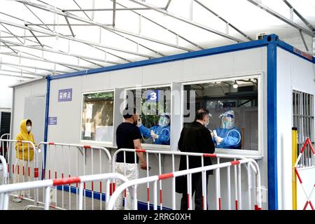 220502 -- BEIJING, May 2, 2022 -- Citizens take nucleic acid tests at a testing site in east China s Shanghai, April 27, 2022.  Xinhua Headlines: China s dynamic zero-COVID policy benefits the world ZhangxJiansong PUBLICATIONxNOTxINxCHN Stock Photo