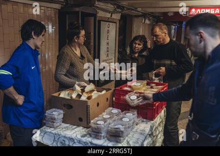 220510 -- KHARKIV, May 10, 2022 -- Food is distributed to people at a subway station in Kharkiv, Ukraine, May 6, 2022. Photo by /Xinhua UKRAINE-KHARKIV-DAILY LIFE DiegoxHerrera PUBLICATIONxNOTxINxCHN Stock Photo