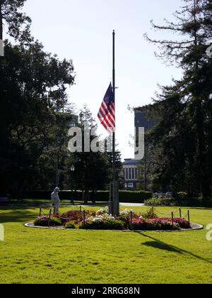 220513 -- LOS ANGELES, May 13, 2022 -- A U.S. flag flies at half-mast in the Central Park in San Mateo, the United States, on May 12, 2022. TO GO WITH Xinhua Headlines: A manufactured tragedy -- U.S. COVID-19 deaths reach 1 mln  Xinhua Headlines: A manufactured tragedy -- U.S. COVID-19 deaths reach 1 mln WuxXiaoling PUBLICATIONxNOTxINxCHN Stock Photo