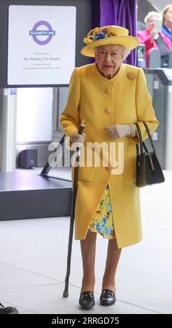 220518 -- LONDON, May 18, 2022 -- Britain s Queen Elizabeth II attends the opening ceremony of Elizabeth Line at Paddington Station in London, Britain, May 17, 2022. Elizabeth Line is a new railway line which will open to the public on May 24. /Handout via Xinhua BRITAIN-LONDON-ELIZABETH LINE AndrewxParsons/Nox10xDowningxStreet PUBLICATIONxNOTxINxCHN Stock Photo