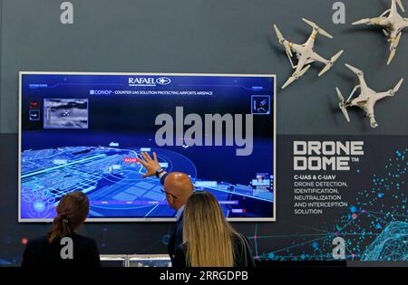 220518 -- BUCHAREST, May 18, 2022 -- An exhibitor shows advantages of a drone defense system on a screen at the Black Sea Defense and Aerospace Exhibition in Bucharest, capital of Romania, on May 18, 2022. Photo by /Xinhua ROMANIA-BUCHAREST-BSDA EXHIBITION CristianxCristel PUBLICATIONxNOTxINxCHN Stock Photo