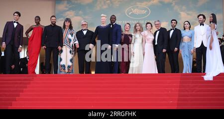 220521 -- CANNES, May 21, 2022 -- Cast members arrive for the screening of the film Three Thousand Years of Longing during the 75th edition of the Cannes Film Festival in Cannes, southern France, on May 20, 2022.  FRANCE-CANNES-FILM FESTIVAL-THREE THOUSAND YEARS OF LONGING-SCREENING GaoxJing PUBLICATIONxNOTxINxCHN Stock Photo