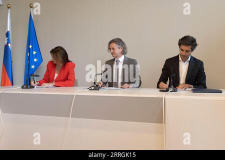 220525 -- LJUBLJANA, May 25, 2022 -- Robert Golob C, leader of the Freedom Movement, Tanja Fajon L, leader of the Social Democrats, and Luka Mesec, leader of the Left, sign a coalition agreement in Ljubljana, Slovenia, May 24, 2022. Three Slovenian center-left parties signed a coalition agreement, paving the way for a leftward policy shift, on Tuesday. The move comes a day before parliament is due to confirm leader of the Freedom Movement FM Robert Golob as the country s new prime minister, following the April 24 general election. Photo by /Xinhua SLOVENIA-LJUBLJANA-THREE PARTIES-COALITION AGR Stock Photo