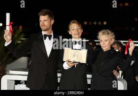 220529 -- CANNES, May 29, 2022 -- Director Lukas Dhont L and Eden Dambrine C for the film Close pose with director Claire Denis for the film Stars at Noon during a photocall after the two films won the Grand Prix at the closing ceremony of the 75th edition of the Cannes Film Festival in Cannes, southern France, May 28, 2022.  FRANCE-CANNES-FILM FESTIVAL-CLOSE GaoxJing PUBLICATIONxNOTxINxCHN Stock Photo