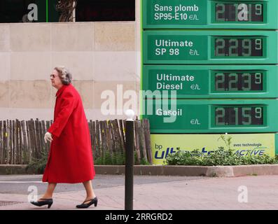 220530 -- BEIJING, May 30, 2022 -- Fuel prices are displayed at a gas station in Paris, France, March 16, 2022.  Xinhua Headlines: U.S.-led West fuels Russia-Ukraine crisis, leaving pain for all GaoxJing PUBLICATIONxNOTxINxCHN Stock Photo