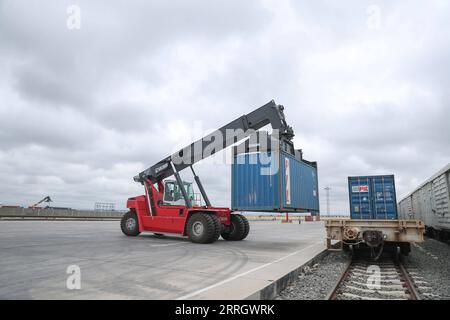 220601 -- NAIROBI, June 1, 2022 -- A worker unloads a container from a train in Nairobi freight terminal in Nairobi, Kenya, May 18, 2022. TO GO WITH Roundup: Chinese-built modern railway powering Kenya s growth, renewal as it marks five years safe operation  KENYA-NAIROBI-MOMBASA-NAIROBI-SGR-5TH ANNIVERSARY LongxLei PUBLICATIONxNOTxINxCHN Stock Photo