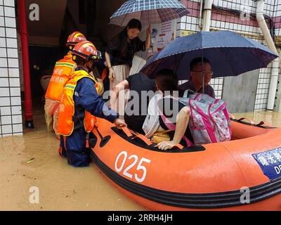 220613 -- FUZHOU, June 13, 2022  -- Photo taken with a mobile phone on June 13, 2022 shows rescuers evacuating stranded people in Longyan City, southeast China s Fujian Province. A level-III emergency response for flood control has been initiated by Fujian province on June 12.  CHINA-FLOOD-EMERGENCY RESPONSE CN Xinhua PUBLICATIONxNOTxINxCHN Stock Photo