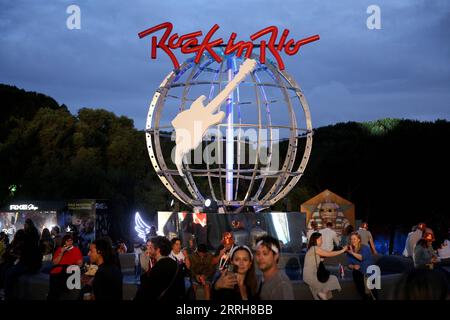 220619 -- LISBON, June 19, 2022 -- Festival-goers attend the Rock in Rio Lisboa 2022 in Lisbon, Portugal, June 18, 2022. Photo by /Xinhua PORTUGAL-LISBON-ROCK IN RIO PedroxFiuza PUBLICATIONxNOTxINxCHN Stock Photo