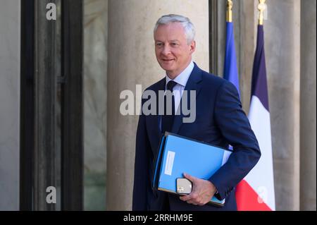 220704 -- PARIS, July 4, 2022 -- French Economy and Finance Minister Bruno Le Maire arrives for the first weekly cabinet meeting of the new cabinet in Paris, France, on July 4, 2022. French President Emmanuel Macron reshuffled his government on Monday for the second time in six weeks, the Elysee office of the president announced. Photo by /Xinhua FRANCE-PARIS-GOVERNMENT-RESHUFFLE JulienxMattia PUBLICATIONxNOTxINxCHN Stock Photo