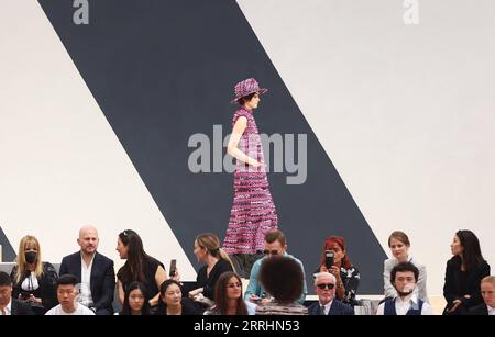 220705 -- PARIS, July 5, 2022 -- A model presents a creation from the Fall/Winter 2022-2023 Haute Couture collection of Chanel during the Paris Fashion Week in Paris, France, July 5, 2022.  FRANCE-PARIS-FASHION WEEK-CHANEL-HAUTE COUTURE GaoxJing PUBLICATIONxNOTxINxCHN Stock Photo