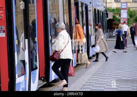 220709 -- PRAGUE, July 9, 2022 -- People get on a tram at a station in Prague, capital of the Czech Republic, July 8, 2022. The Czech Republic has recorded 1,549 COVID-19 cases in the past 24 hours, the highest daily count since the start of May, data from the country s Health Ministry showed Friday.  CZECH REPUBLIC-PRAGUE-COVID-19-CASES DengxYaomin PUBLICATIONxNOTxINxCHN Stock Photo