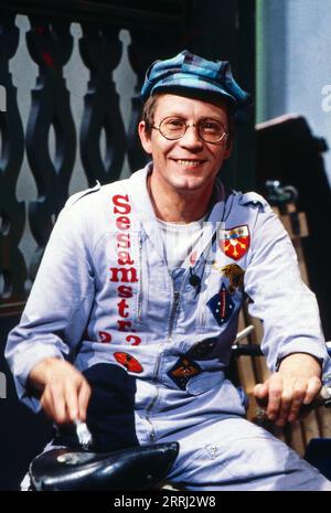 Gernot Endemann, deutscher Schauspieler, Synchron- und Hörspielsprecher, als Taxifahrer Sauer in der deutschen 'Sesamstrasse' in Hamburg, Deutschland 1987. Stock Photo