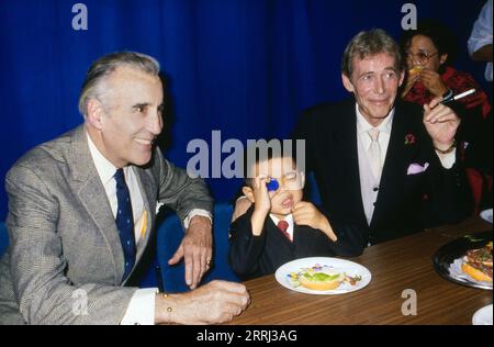 Wetten dass, ZDF Wettshow, Deutschland 1981 - 2014, Sendung vom 31. Oktober 1987, Gaststar: der irische Schauspieler Peter O'Toole (rechts) mit Richard Vuu aus dem Spielfilm 'Der letzte Kaiser' von Bernardo Bertolucci. Mit dabei: Christopher Lee (links). Stock Photo