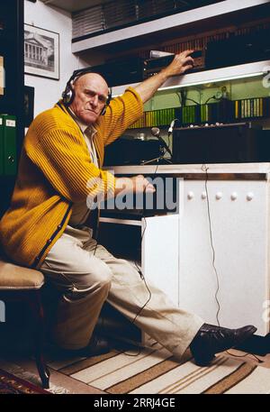 Benno Hoffmann, deutscher Synchronsprecher, Schauspieler und Ballettmeister, an seiner Stereoanlage in seinem Haus, Deutschland um 1995. Stock Photo