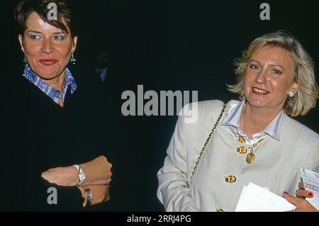 Ulrike Wolf und Sabine Christiansen, beide Journalistinnen und Sprecherinnen der 'Tagesthemen' in Hamburg, Deutschland um 1997. Stock Photo