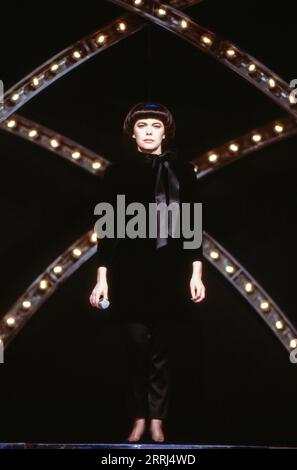 Mireille Mathieu, französische Sängerin, bei einem Auftritt im deutsche Fernsehen, Deutschland um 1994. Stock Photo