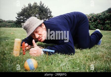 Wolfgang Völz, deutscher Schauspieler und Synchronsprecher, nimt Maß beim Cricketspiel, Deutschland um 1993. Stock Photo