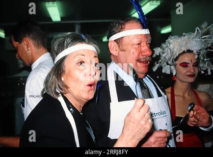 Wolfgang Völz, deutscher Schauspieler und Synchronsprecher, miit Ehefrau Roswitha bei einem Kostümfest, Deutschland um 1996. Stock Photo