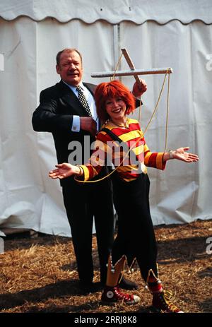 Wolfgang Völz, deutscher Schauspieler und Synchronsprecher, mit der russischen Clownin und Artistin Antoschka als Marionette, Deutschland um 1993. Stock Photo