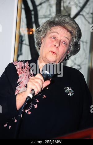 Ilse Werner, deutsche Schauspielerin, Kunstpfeiferin und Sängerin, pfeift bei einem Auftritt, Deutschland um 1995. Stock Photo