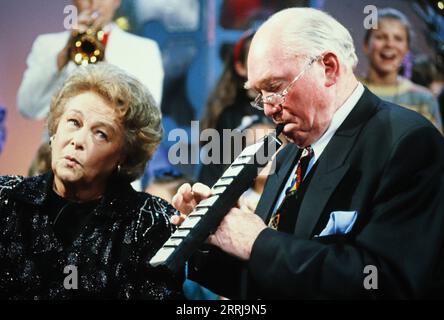 Ilse Werner, deutsche Schauspielerin, Kunstpfeiferin und Sängerin, pfeift und musiziert mit Julius Hackethal, Deutschland um 1994. Stock Photo