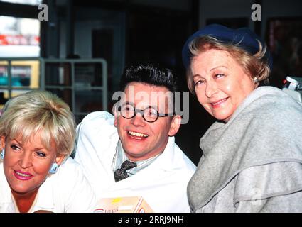 Angelika Milster, Götz Alsmann und Ilse Werner, deutsche Schauspielerin, Kunstpfeiferin und Sängerin, Deutschland um 1995. Stock Photo