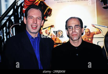 Der erfolgreiche Filmkomponist Hans Zimmer mit Filmproduzent Jeffrey Katzenberg bei der Deutschlandpremiere des Zeichentrick-Films: Der Prinz von Ägypten, Originaltitel: The Prince of Egypt, 1998, Zimmer komponierte die Filmmusik. Stock Photo