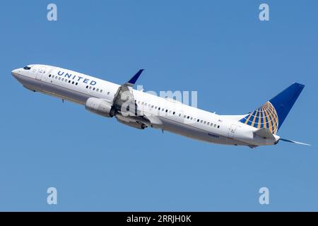 N68807 United Airlines Boeing 737-924ER(WL) Departing Los Angeles International (LAX / KLAX) Stock Photo