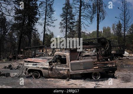 220726 -- MARIPOSA, July 26, 2022 -- Photo taken on July 25, 2022 shows vehicles burned in a wildfire in Mariposa County in central California, the United States. Driven by hot, dry weather and drought conditions, the blaze began on Friday afternoon in Mariposa County in central California. It rapidly grows to be one of the largest wildfires in the state so far this year. Photo by /Xinhua U.S.-CALIFORNIA-WILDFIRE LixJianguo PUBLICATIONxNOTxINxCHN Stock Photo