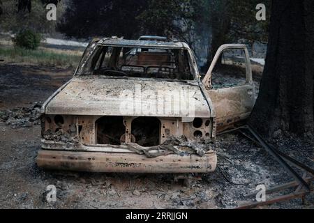 220726 -- MARIPOSA, July 26, 2022 -- Photo taken on July 25, 2022 shows a vehicle burned in a wildfire in Mariposa County in central California, the United States. Driven by hot, dry weather and drought conditions, the blaze began on Friday afternoon in Mariposa County in central California. It rapidly grows to be one of the largest wildfires in the state so far this year. Photo by /Xinhua U.S.-CALIFORNIA-WILDFIRE LixJianguo PUBLICATIONxNOTxINxCHN Stock Photo