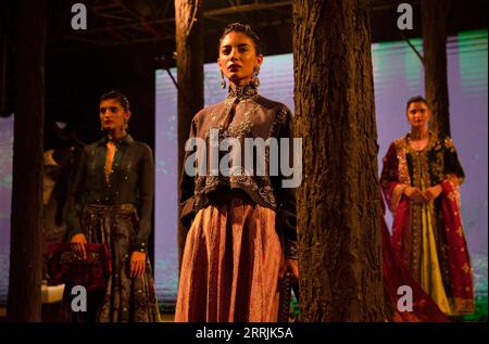 220728 -- NEW DELHI, July 28, 2022 -- Models present creations of Indian designer Anju Modi during the FDCI India Couture Week in New Delhi, India, July 27, 2022.  INDIA-NEW DELHI-FDCI INDIA COUTURE WEEK JavedxDar PUBLICATIONxNOTxINxCHN Stock Photo