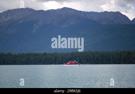 220818 -- KANAS, Aug. 18, 2022 -- A tourist boat sails on Kanas Lake in the Kanas scenic area, northwest China s Xinjiang Uygur Autonomous Region, Aug. 11, 2022.  CHINA-XINJIANG-KANAS-AUTUMN SCENERY CN ZhaoxGe PUBLICATIONxNOTxINxCHN Stock Photo