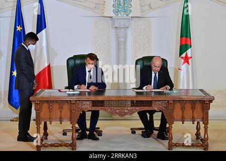 220827 -- ALGIERS, Aug. 27, 2022 -- Algerian President Abdelmadjid Tebboune 1st R and French President Emmanuel Macron 2nd R attend a signing ceremony in Algiers, Algeria, on Aug. 27, 2022. Algeria and France on Saturday signed a joint declaration for a renewed partnership at the end of the three-day visit of French President Emmanuel Macron. /Handout via Xinhua ALGERIA-ALGIERS-FRANCE-PRESIDENT-VISIT AlgerianxPresidency PUBLICATIONxNOTxINxCHN Stock Photo