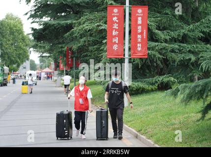 220828 -- BEIJING, Aug. 28, 2022 -- A freshman R walks on the campus of Peking University in Beijing, capital of China, on Aug. 28, 2022. Freshmen came to register at Peking University on Sunday.  CHINA-BEIJING-PEKING UNIVERSITY-NEW STUDENTS CN RenxChao PUBLICATIONxNOTxINxCHN Stock Photo