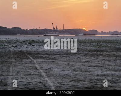 220830 -- TELEORMAN, Aug. 30, 2022 -- Photo taken on Aug. 28, 2022 shows Danube River affected by drought in Zimnicea, Teleorman County, southern Romania.  ROMANIA-TELEORMAN-DROUGHT ChenxJin PUBLICATIONxNOTxINxCHN Stock Photo