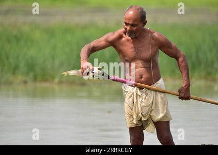220902 -- NAGAON, Sept. 2, 2022 -- A man catches fish in a partially dried-up wetland at a village in Nagaon district of India s northeastern state of Assam, Sept. 2, 2022. Str/Xinhua INDIA-ASSAM-NAGAON-WETLAND FISHERS JavedxDar PUBLICATIONxNOTxINxCHN Stock Photo