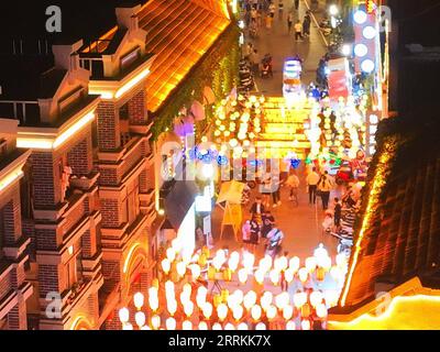 220911 -- LIANYUNGANG, Sept. 11, 2022 -- Aerial photo shows people shopping at a night market during the Mid-Autumn Festival holiday in Lianyungang, east China s Jiangsu Province, Sept. 10, 2022. The three-day Mid-Autumn Festival holiday started on September 10 this year. Photo by /Xinhua CHINA-MID-AUTUMN FESTIVAL-CONSUMPTION CN GengxYuhe PUBLICATIONxNOTxINxCHN Stock Photo