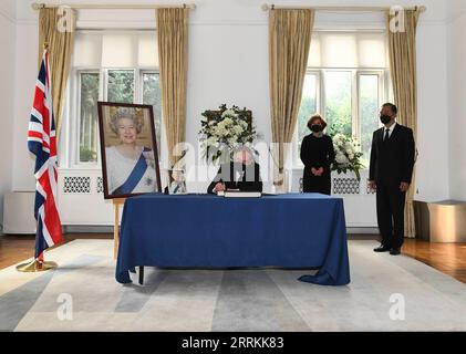 220912 -- BEIJING, Sept. 12, 2022 -- Chinese Vice President Wang Qishan visits the British embassy in Beijing to mourn the passing of Queen Elizabeth II of the United Kingdom, Sept. 12, 2022.  CHINA-BEIJING-BRITISH EMBASSY-CHINESE VP-MOURNING CN XiexHuanchi PUBLICATIONxNOTxINxCHN Stock Photo