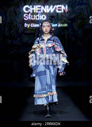 220912 -- BEIJING, Sept. 12, 2022 -- A model presents a creation by designer Chen Wen during the CHENWEN Studio fashion show of China Fashion Week S/S 2023 in Beijing, capital of China, Sept. 12, 2022.  CHINA-BEIJING-FASHION WEEK CN ChenxJianli PUBLICATIONxNOTxINxCHN Stock Photo