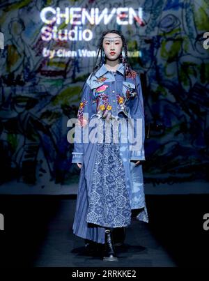 220912 -- BEIJING, Sept. 12, 2022 -- A model presents a creation by designer Chen Wen during the CHENWEN Studio fashion show of China Fashion Week S/S 2023 in Beijing, capital of China, Sept. 12, 2022.  CHINA-BEIJING-FASHION WEEK CN ChenxJianli PUBLICATIONxNOTxINxCHN Stock Photo