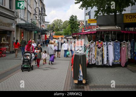 Bottrop, North Rhine-Westphalia, Germany - Many people out and about on market day in the city center, in Hochstrasse, the main shopping street in the pedestrian zone. Stock Photo