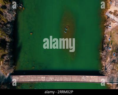 an aerial view of Mansfield Dam with crystal-clear blue water on a sunny day Stock Photo