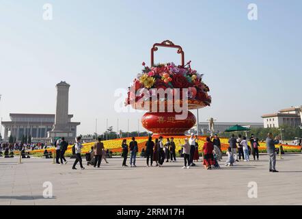 220926 -- BEIJING, Sept. 26, 2022 -- Photo taken on Sept. 25, 2022 shows a flower basket at Tian anmen Square in Beijing, capital of China. The 18-meter-tall display in the shape of a flower basket is placed at Tian anmen Square as a decoration for the upcoming National Day holiday.  CHINA-BEIJING-TIAN ANMEN SQUARE-FLOWER BASKET CN RenxChao PUBLICATIONxNOTxINxCHN Stock Photo